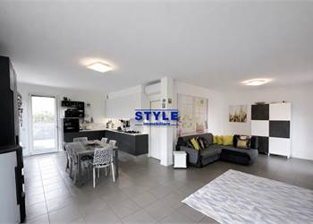 ELEGANTE PORZIONE TRIFAMILIARE DI TESTA CON GIARDINO PRIVATO 