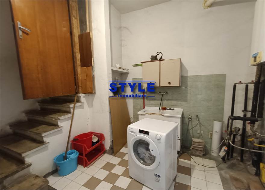 LAVANDERIA-MAGAZZINO